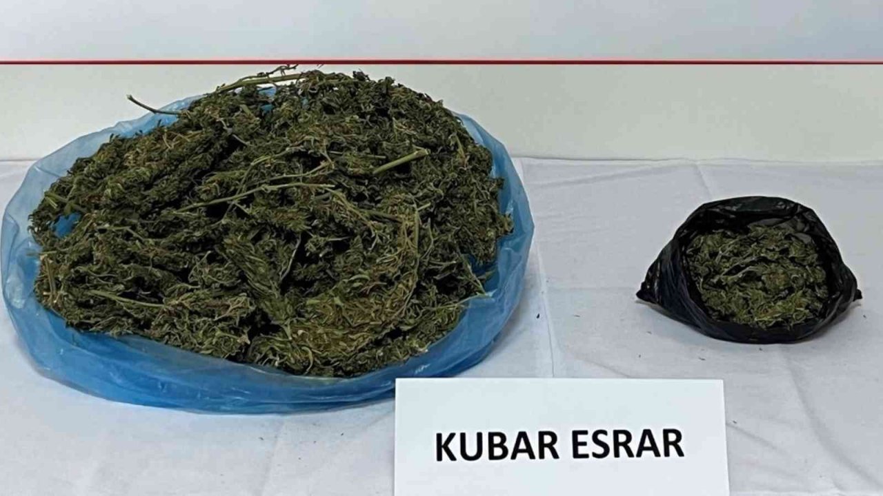 1,5 kilogram kubar esrarla yakalandı, çorabından bile çıktı