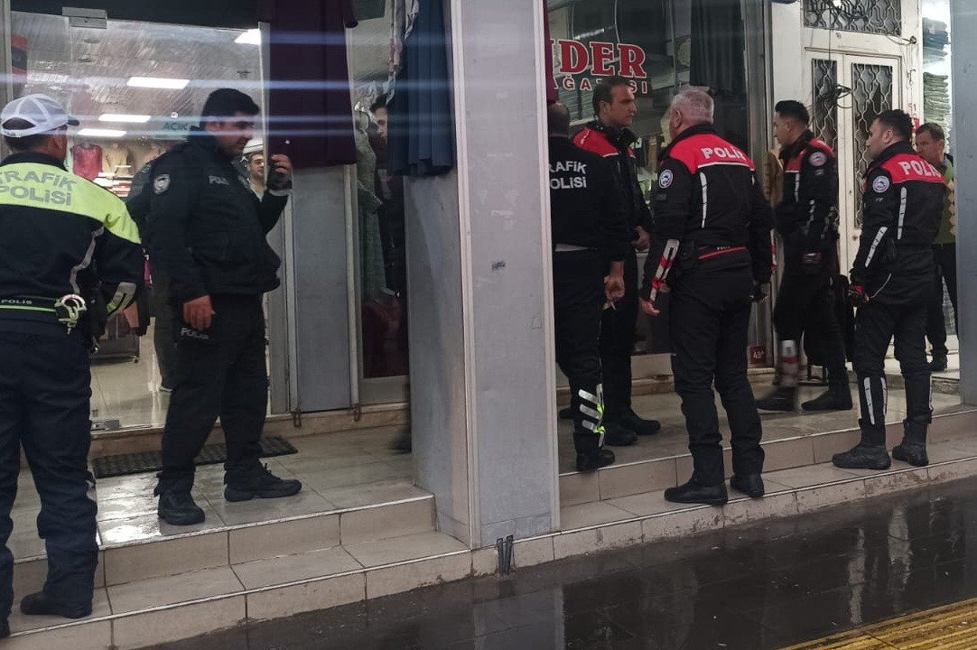 Komşu esnafların kavgasını polis ayırdı