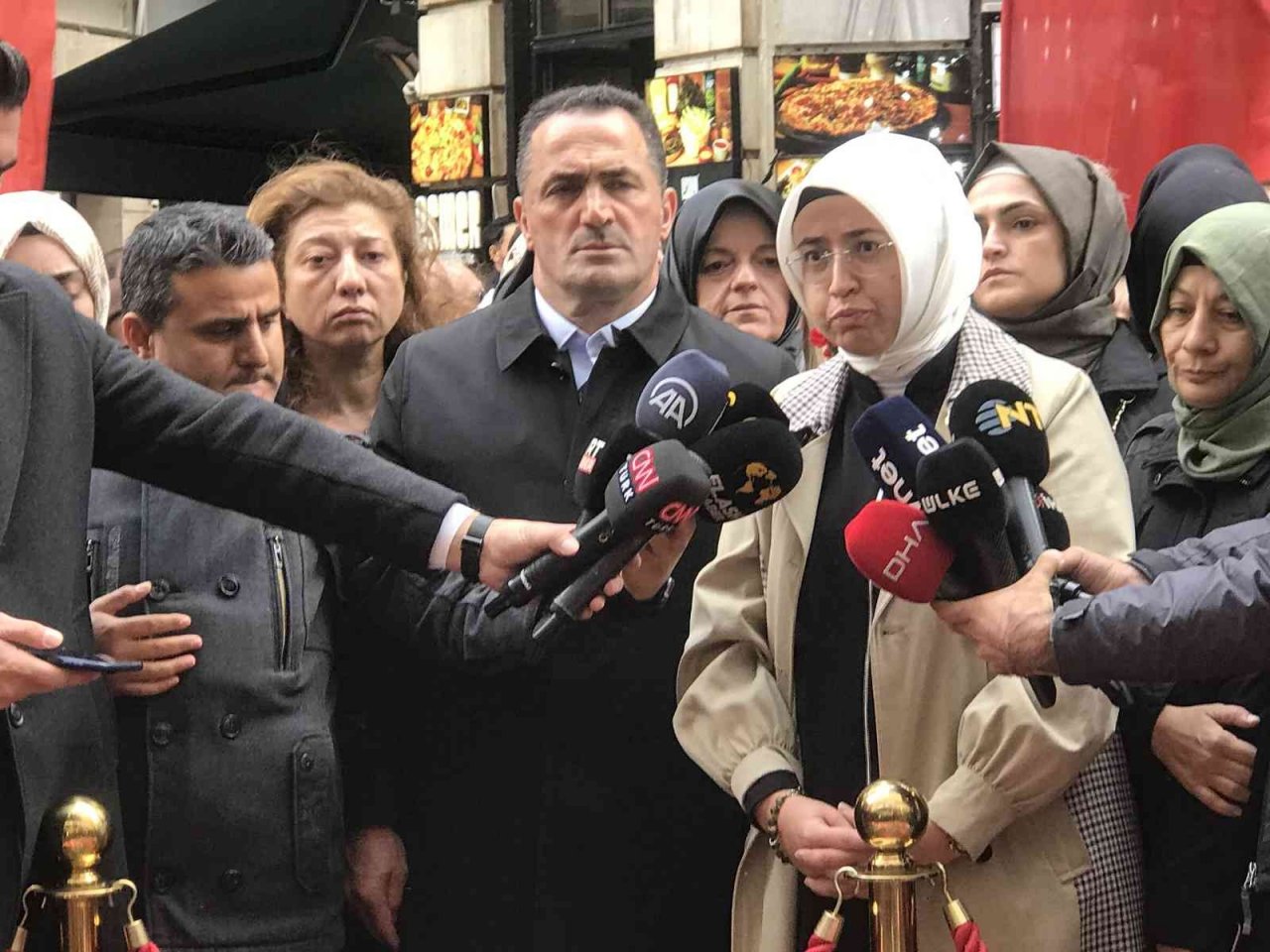 AK Parti İstanbul Kadın Kolları Başkanlığı, saldırının gerçekleştiği alana karanfil bıraktı