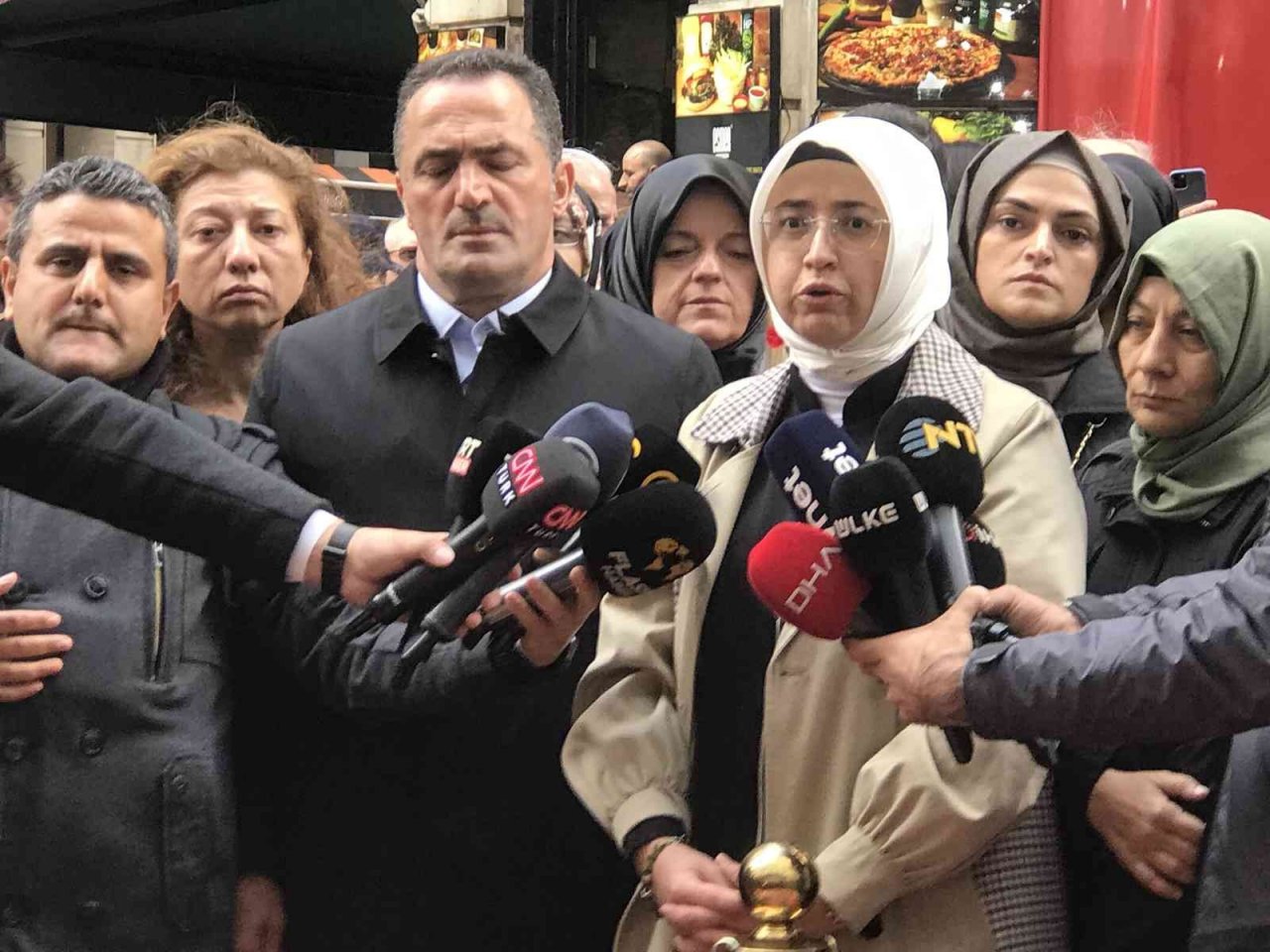 AK Parti İstanbul Kadın Kolları Başkanlığı, saldırının gerçekleştiği alana karanfil bıraktı