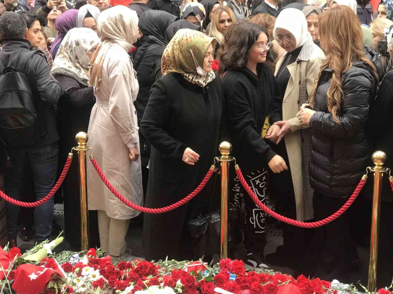 AK Parti İstanbul Kadın Kolları Başkanlığı, saldırının gerçekleştiği alana karanfil bıraktı