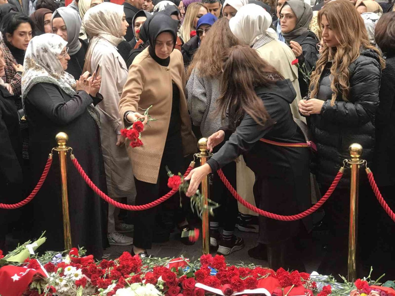 AK Parti İstanbul Kadın Kolları Başkanlığı, saldırının gerçekleştiği alana karanfil bıraktı