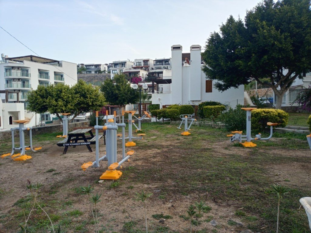 Bodrum Belediyesi ağaç budama çalışmalarını sürdürüyor