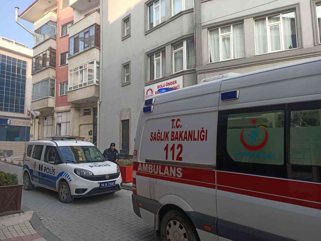 Tamir ettiği çatıdan beton zemine düşen işçi yaralandı