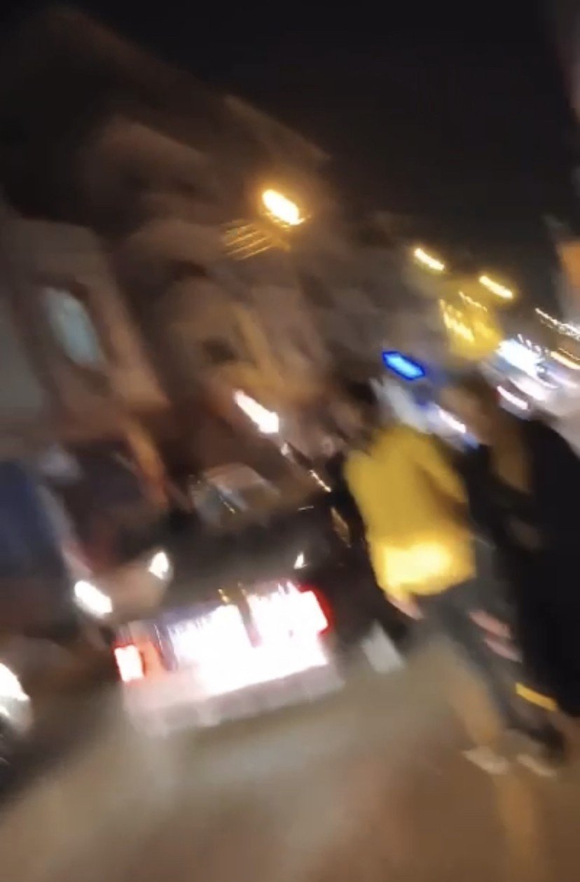 Asker konvoyundaki maganda, havaya defalarca ateş açtı