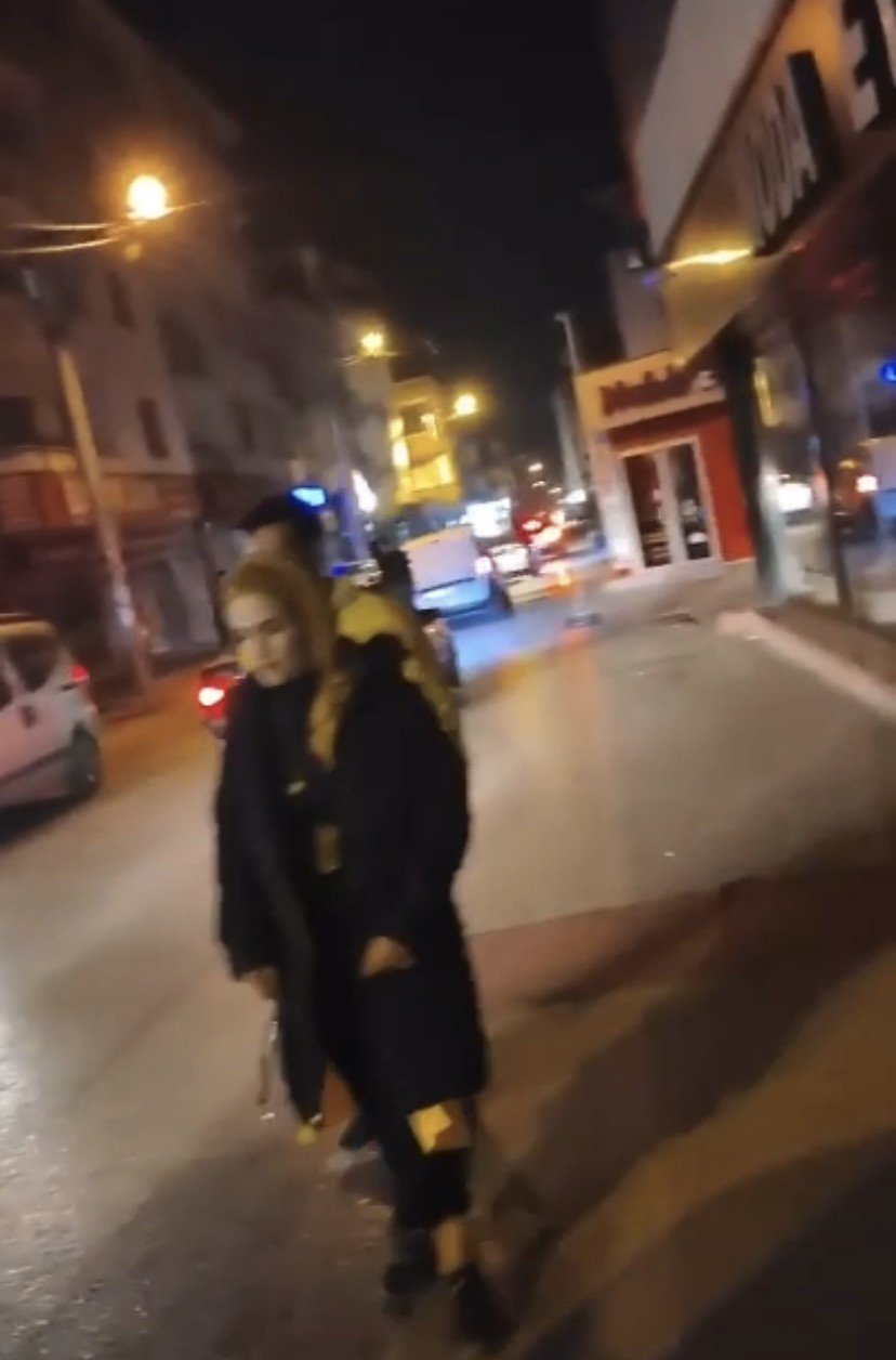 Asker konvoyundaki maganda, havaya defalarca ateş açtı