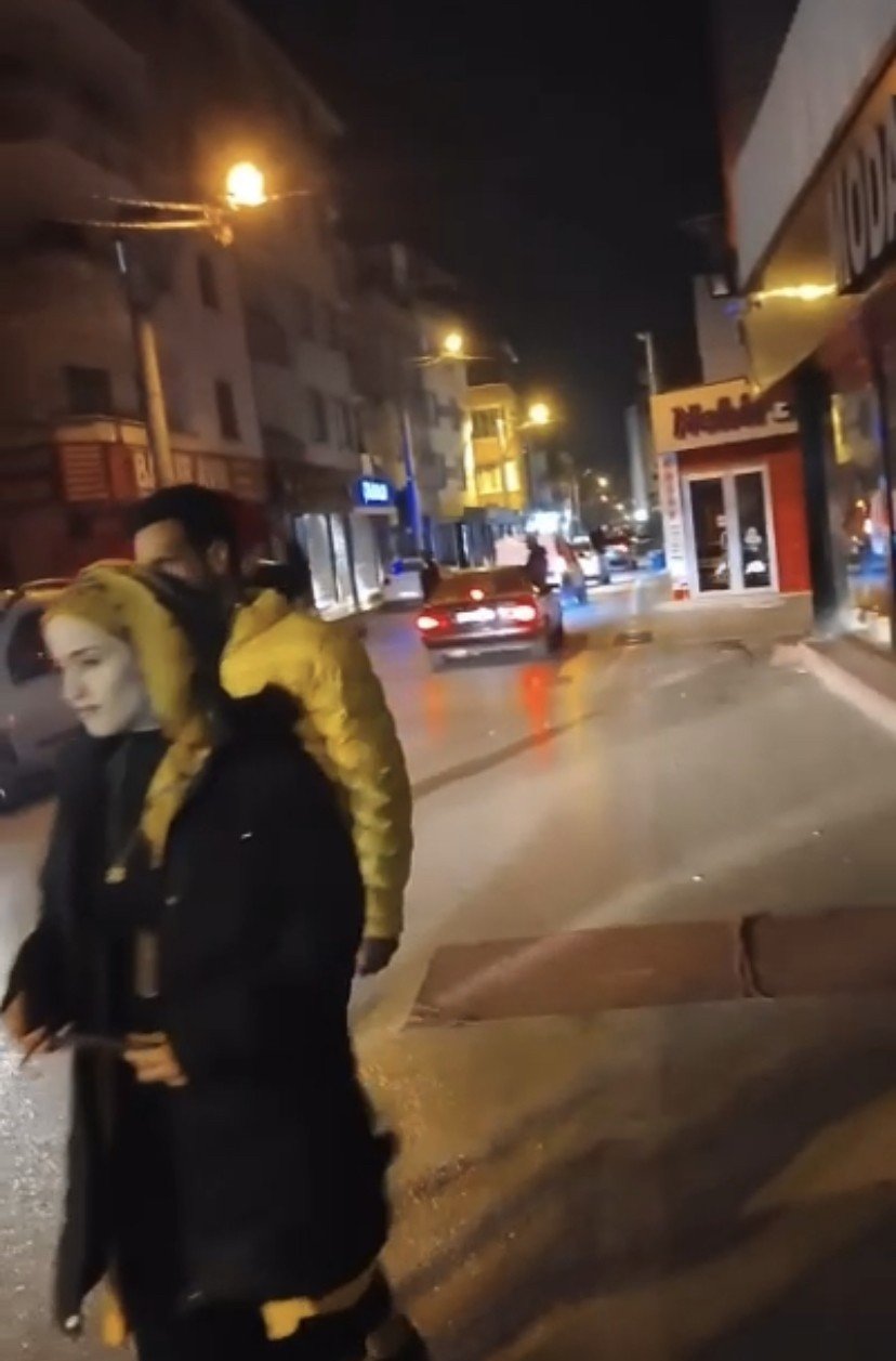 Asker konvoyundaki maganda, havaya defalarca ateş açtı