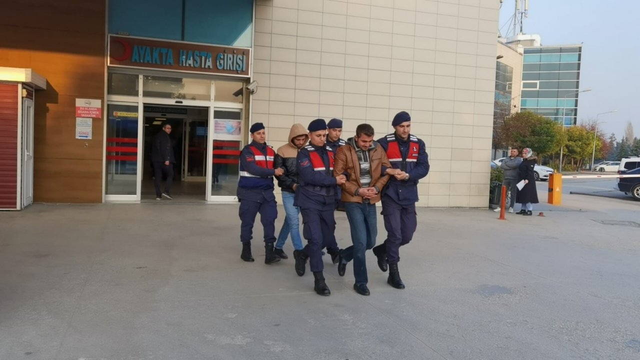 Bursa’da kadının altınlarını alan dolandırıcılar tutuklandı