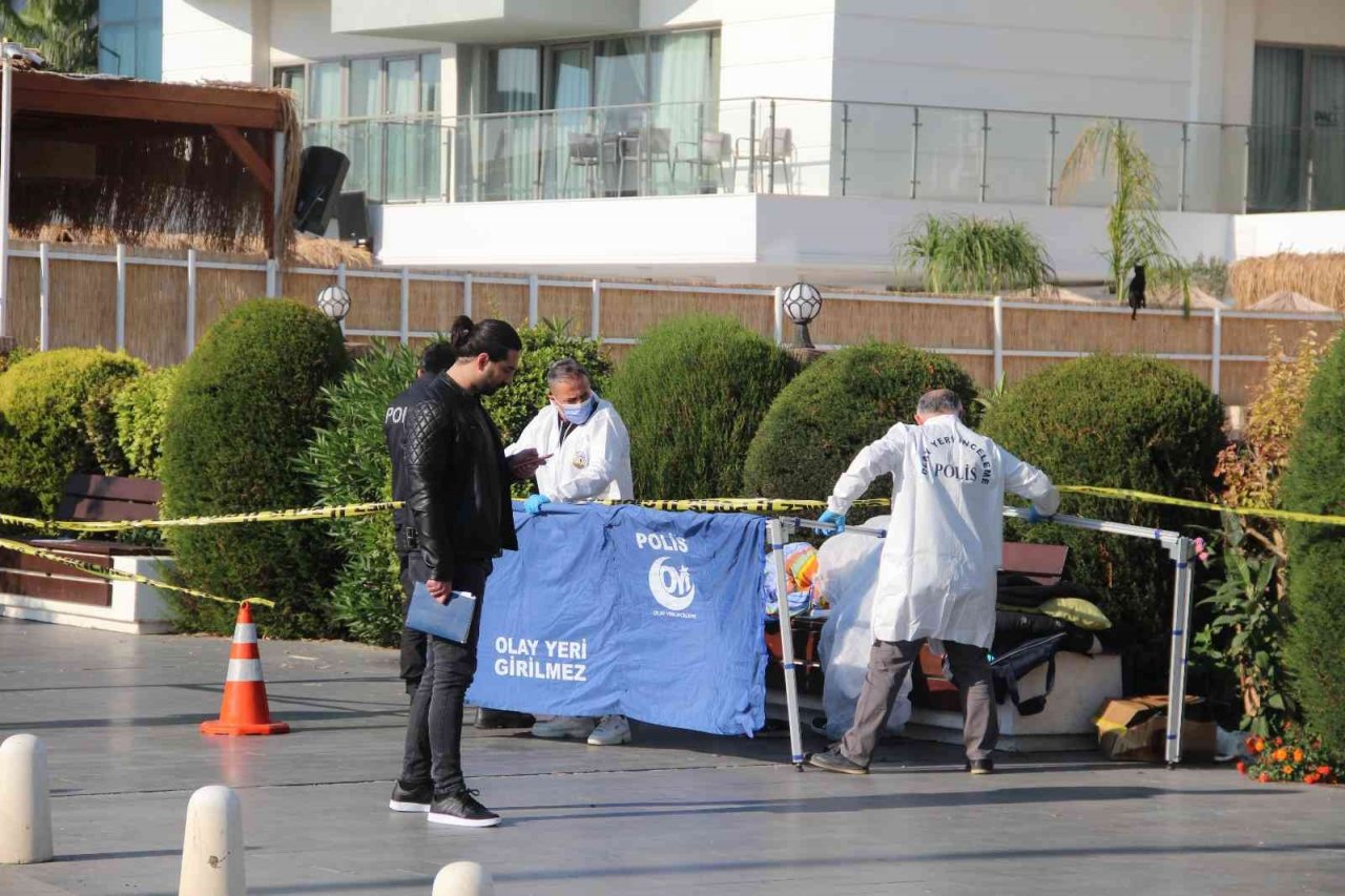 Oteller bölgesinde yaşadığı bankta ölü bulundu