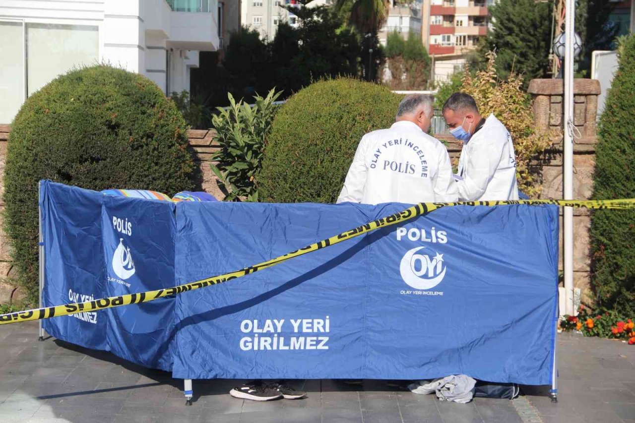 Oteller bölgesinde yaşadığı bankta ölü bulundu