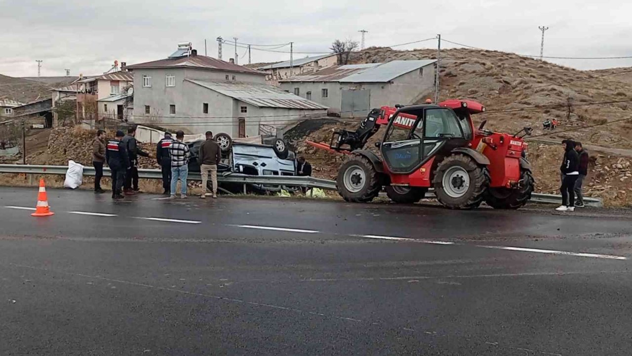 Bariyerlere çarpıp devrildi: 3 yaralı