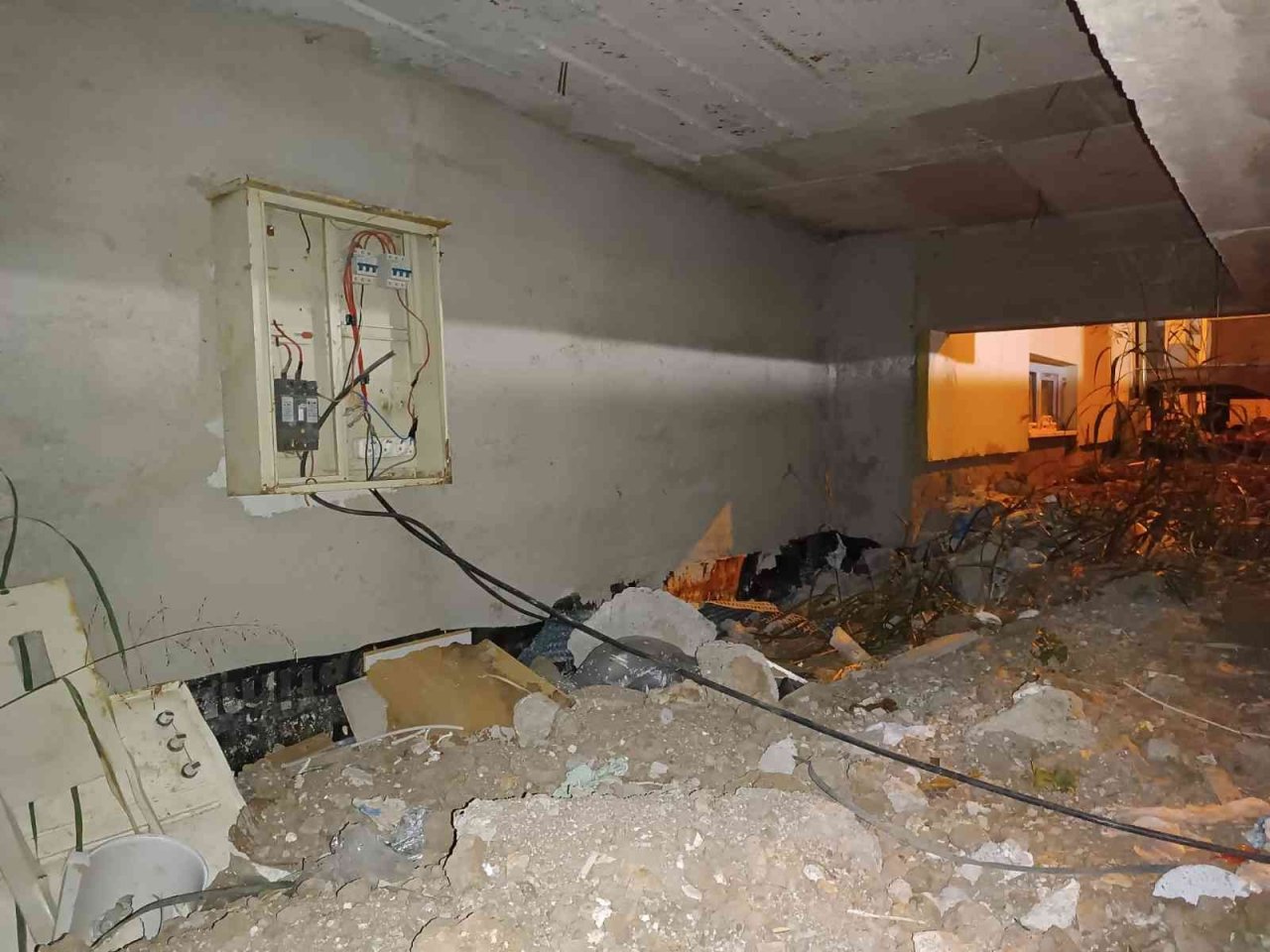 Müteahhitle dağıtım şirketi arasındaki sorun apartmanı 8 aydır elektriksiz bıraktı