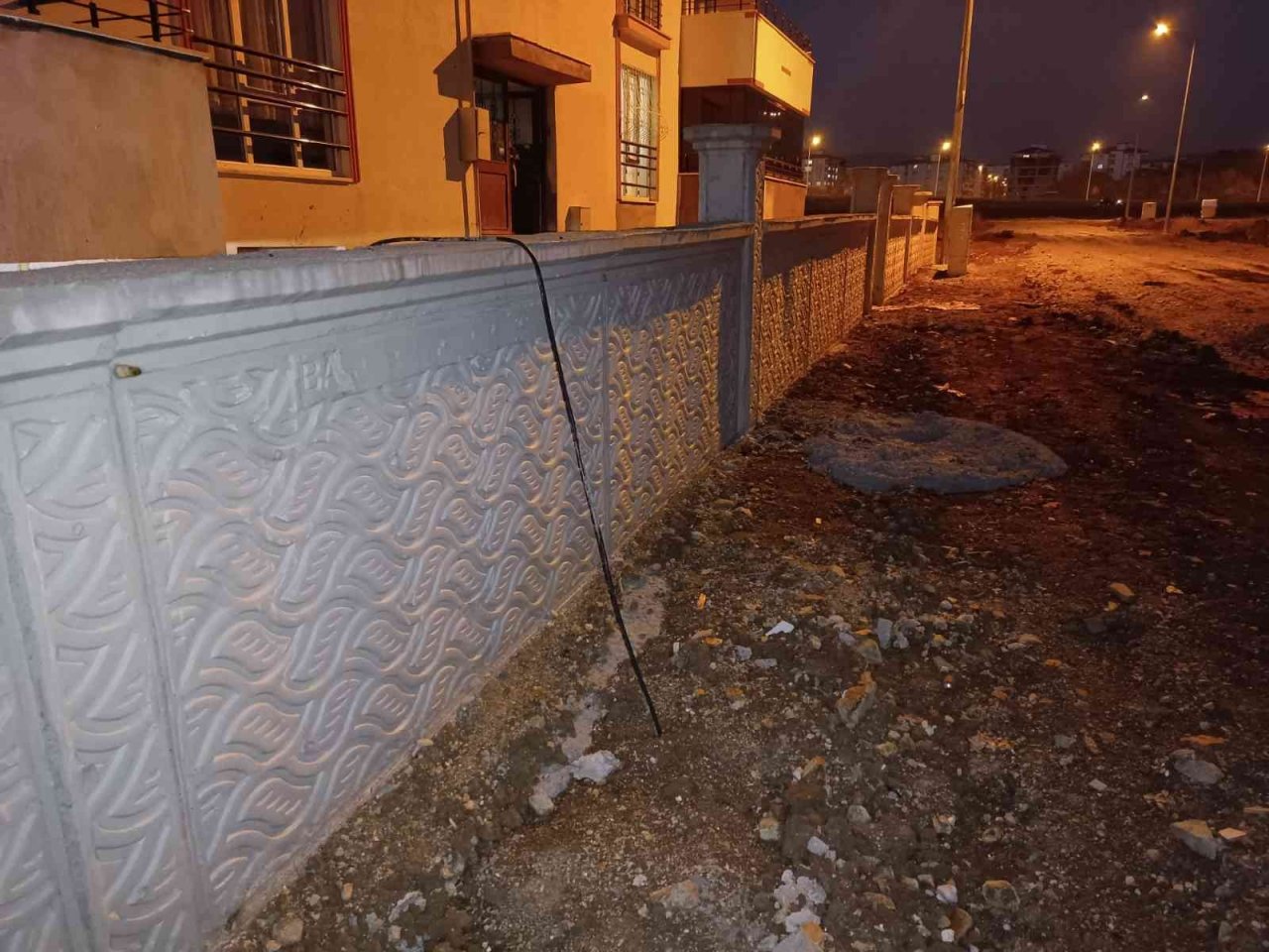 Müteahhitle dağıtım şirketi arasındaki sorun apartmanı 8 aydır elektriksiz bıraktı