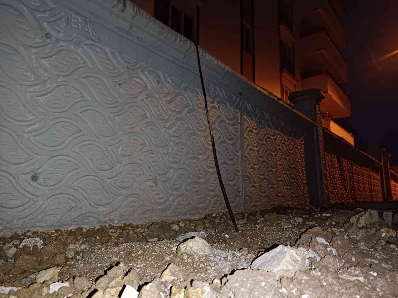 Müteahhitle dağıtım şirketi arasındaki sorun apartmanı 8 aydır elektriksiz bıraktı