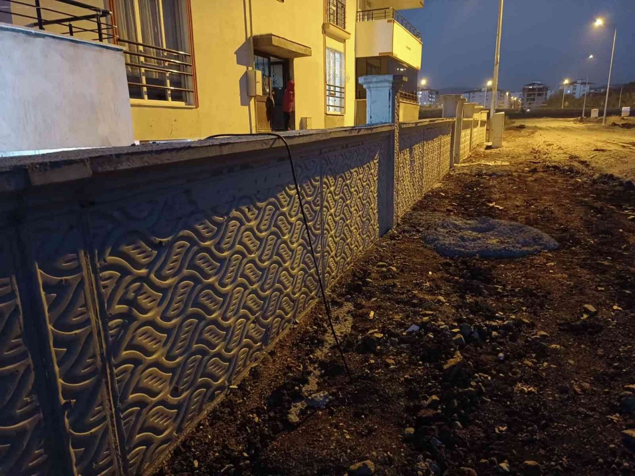 Müteahhitle dağıtım şirketi arasındaki sorun apartmanı 8 aydır elektriksiz bıraktı