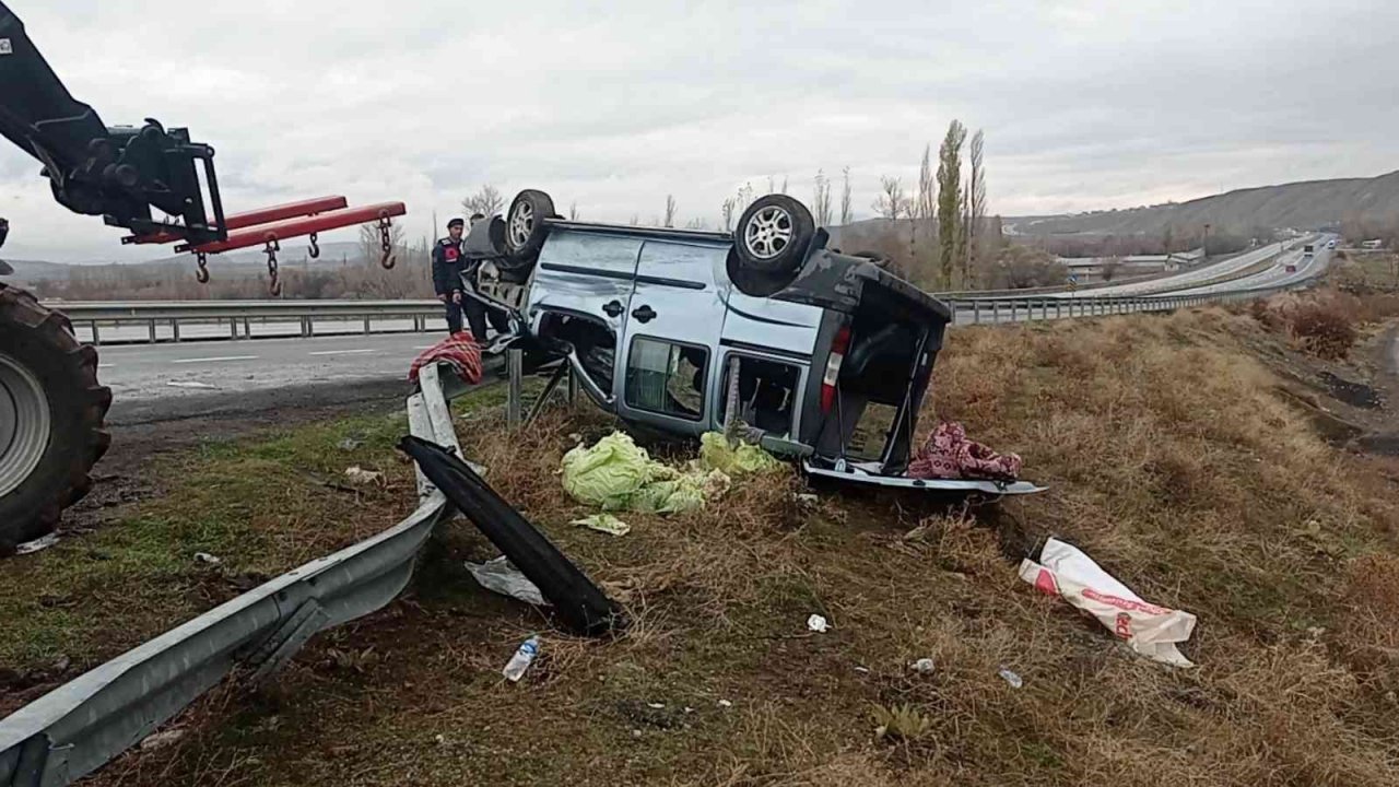 Bariyerlere çarpıp devrildi: 3 yaralı