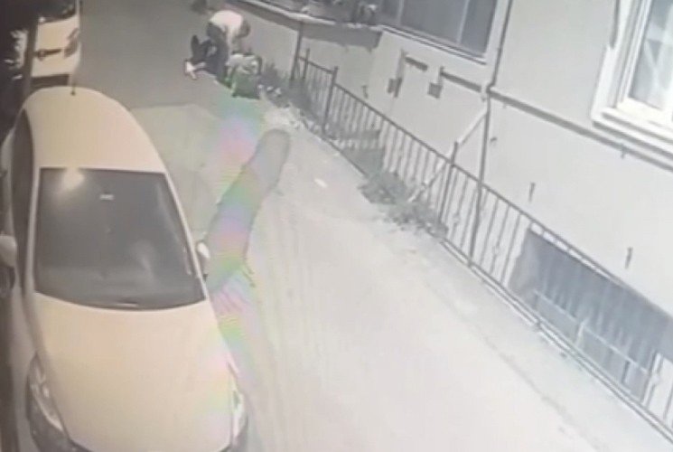 Binadaki tüm ayakkabıları pazar arabasına doldurdu