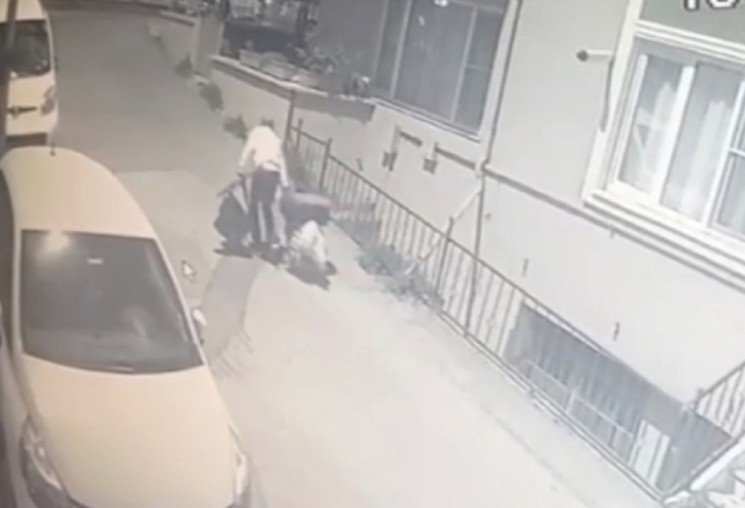 Binadaki tüm ayakkabıları pazar arabasına doldurdu