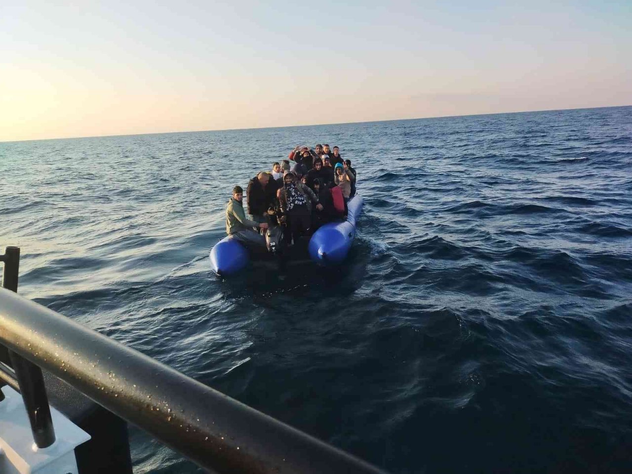 Ege Denizi’nde 63 göçmen yakalandı, 33 göçmen kurtarıldı