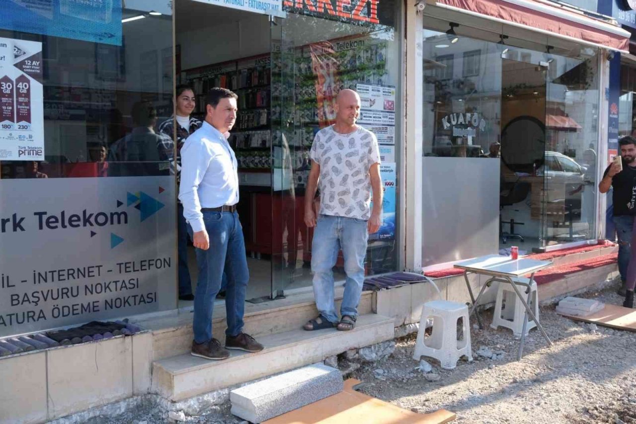 Kaldırım ve yol yenileme çalışmaları sürüyor