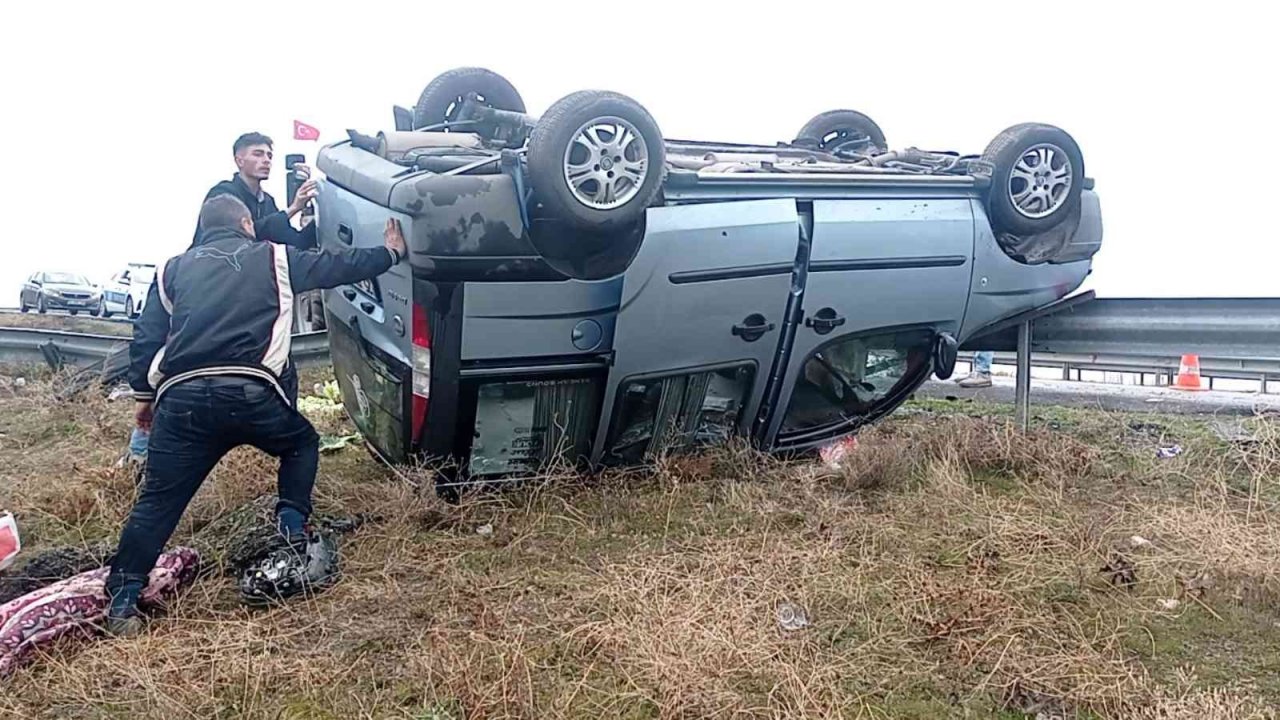 Bariyerlere çarpıp devrildi: 3 yaralı