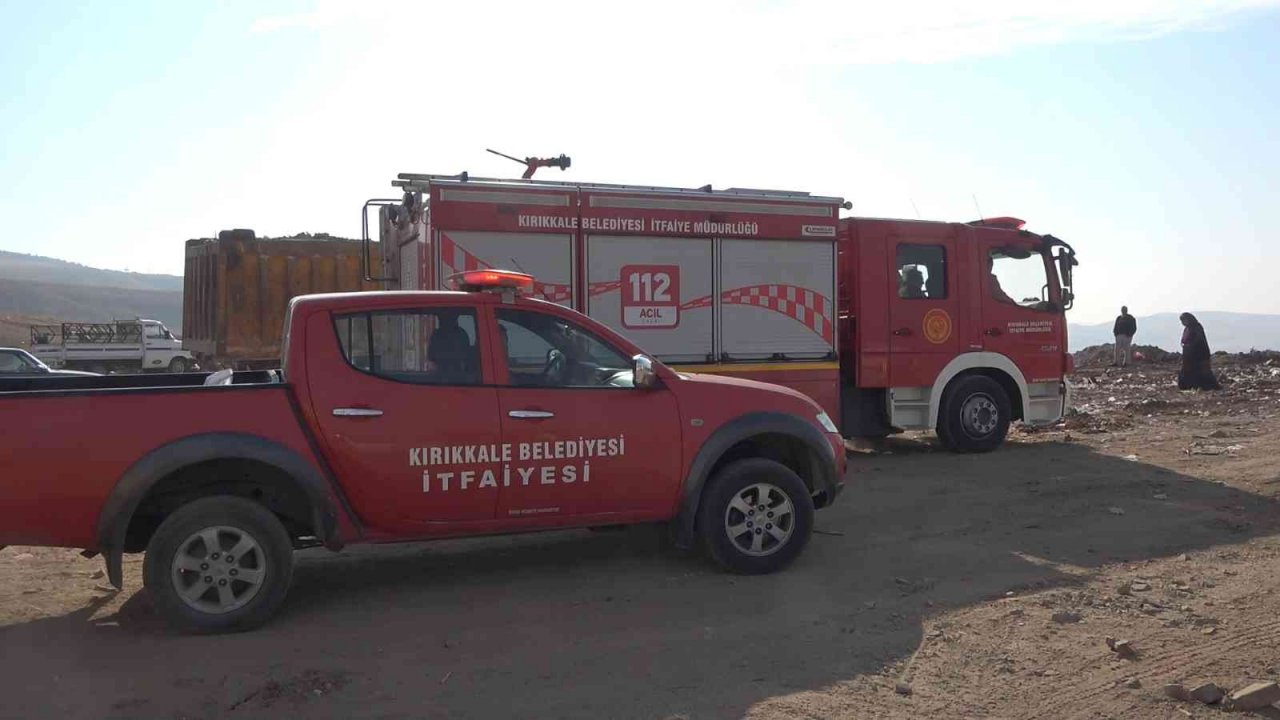 Molozları boşaltırken uçuruma yuvarlanan kamyonun sürücüsü ölümden döndü