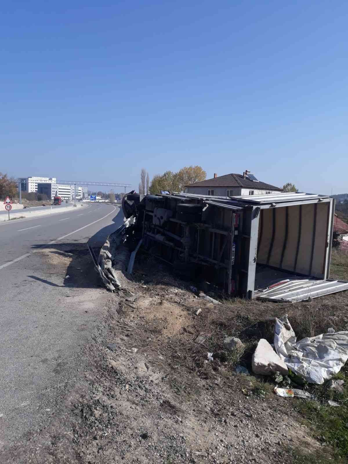 Kontrolden çıkan kamyonet devrildi, sürücüsü yaralandı
