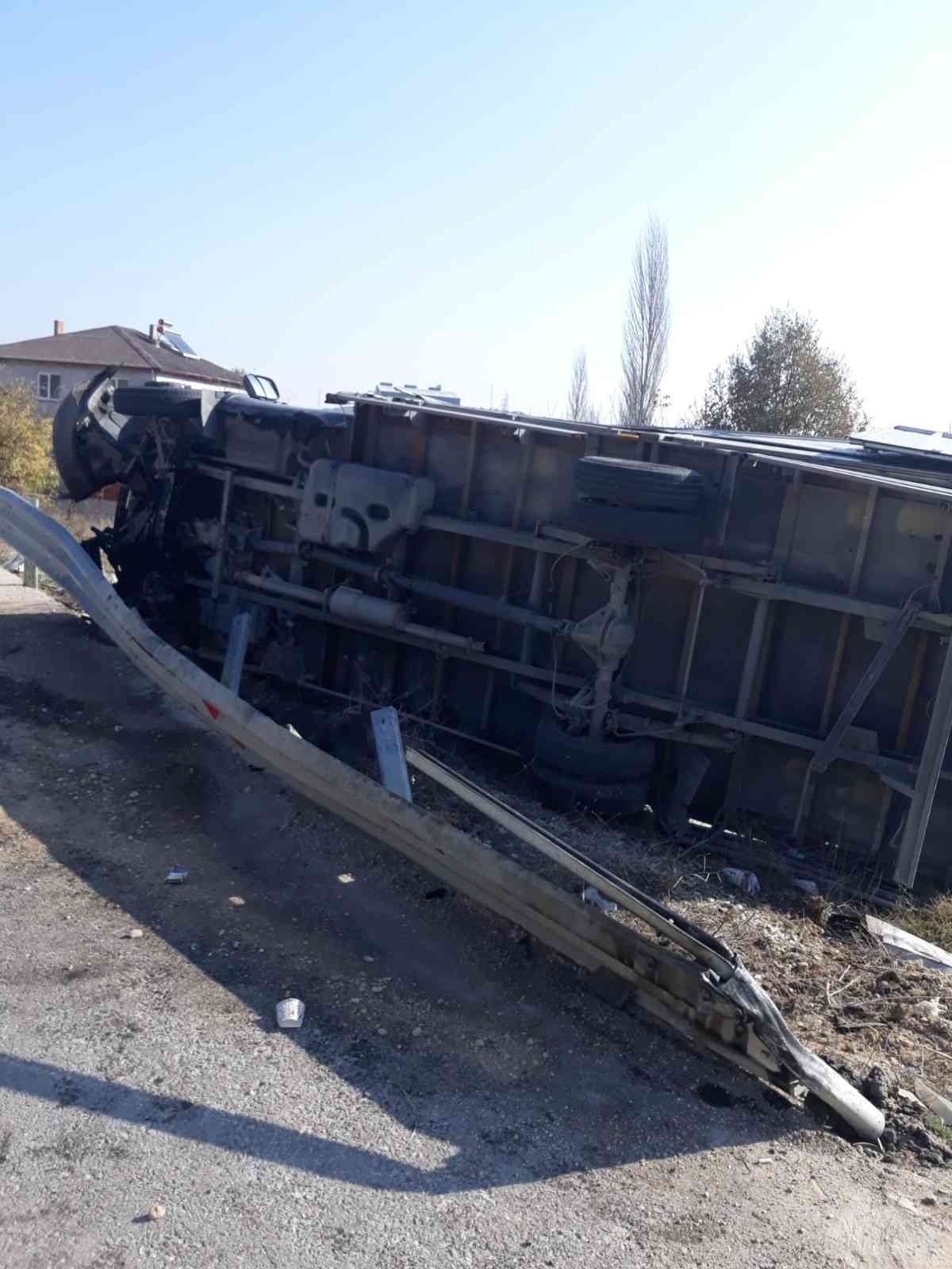 Kontrolden çıkan kamyonet devrildi, sürücüsü yaralandı
