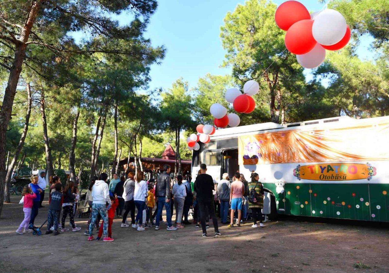 Çocuklar Tiyatro Otobüsü’nü sevdi