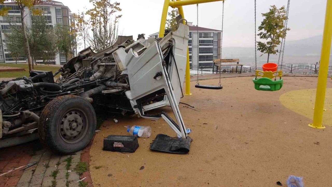 Kupası açılarak oyun parkına dalan kamyonetin sürücüsü hayatını kaybetti