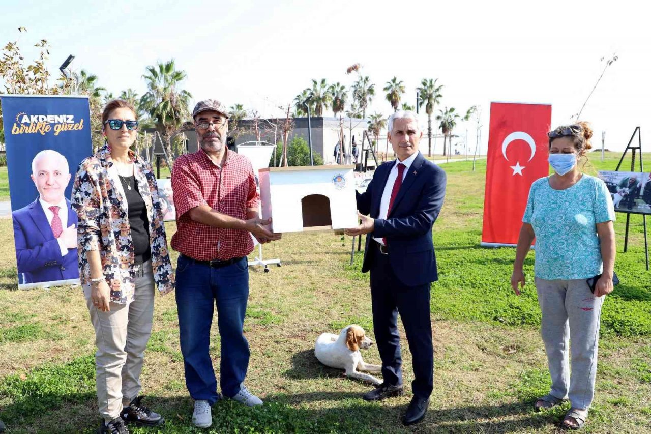 Mersin’de köpek kulübeleri, kedi yuvaları ve kuş evleri dağıtıldı