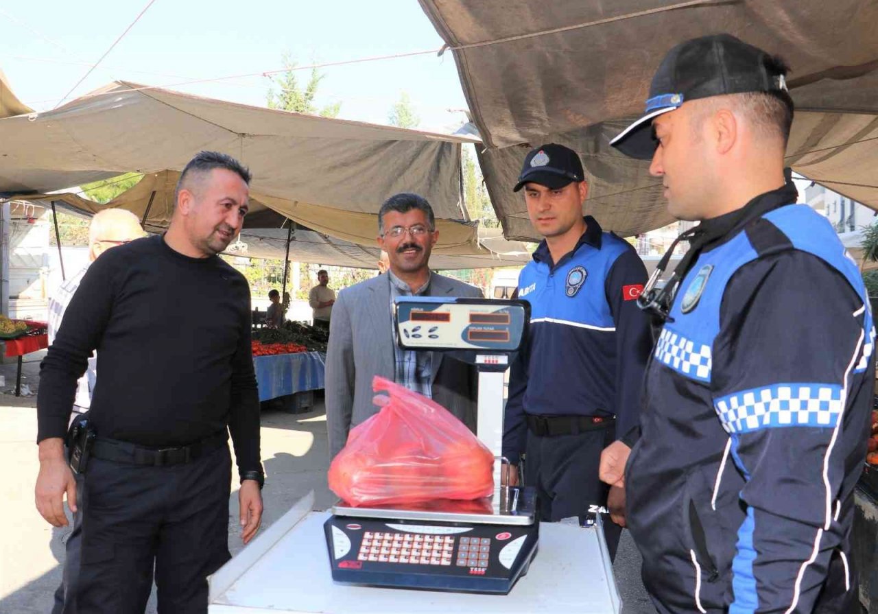 Toroslar’da semt pazarlarında gramaj ve etiket denetimi