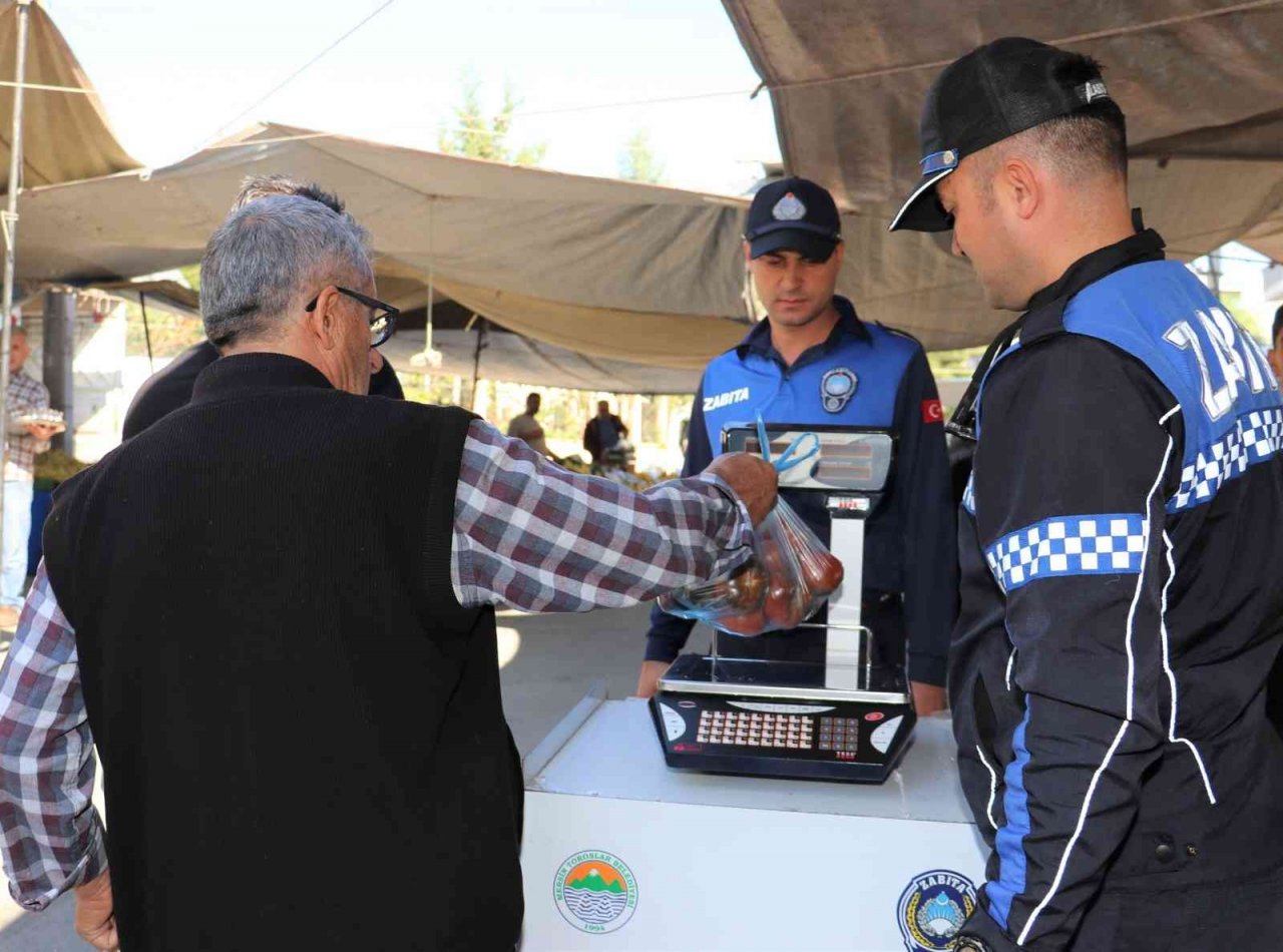 Toroslar’da semt pazarlarında gramaj ve etiket denetimi