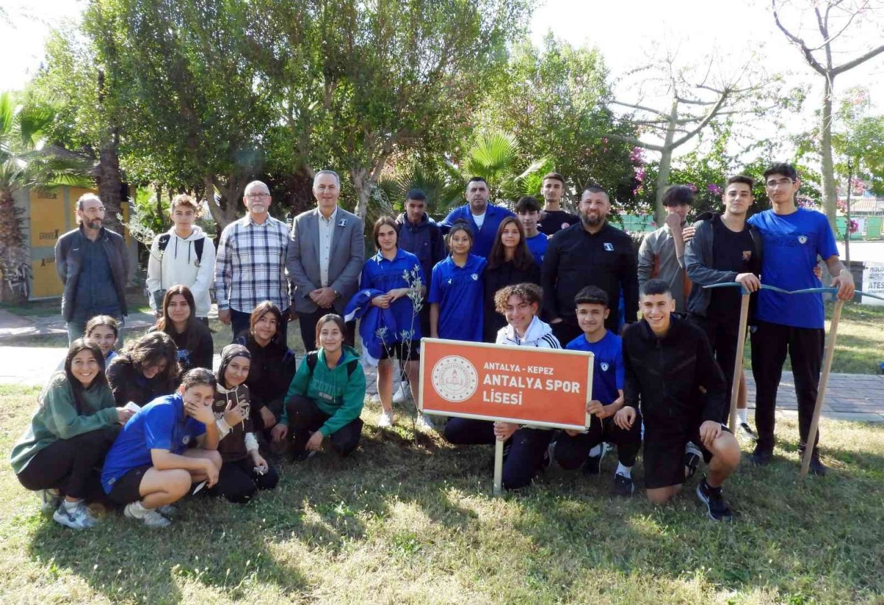 Geleceğin sporcuları zeytin fidanı dikti