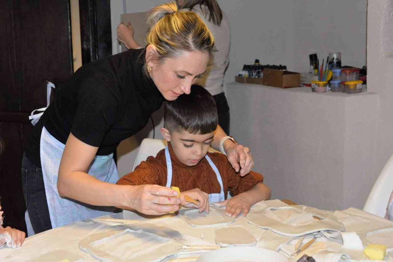 Minikler özenle kendi fotoğraf çerçevelerini yaptı