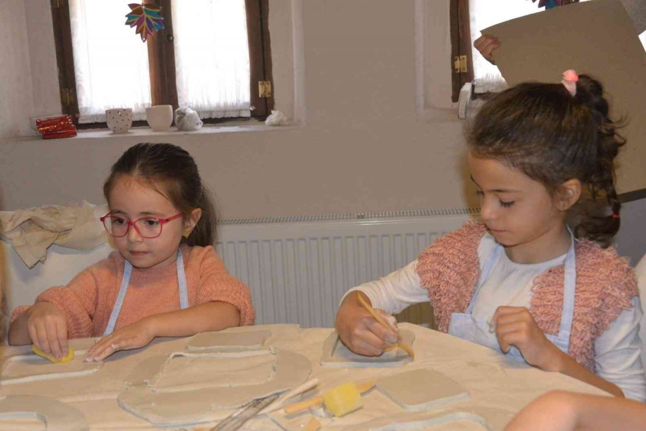 Minikler özenle kendi fotoğraf çerçevelerini yaptı