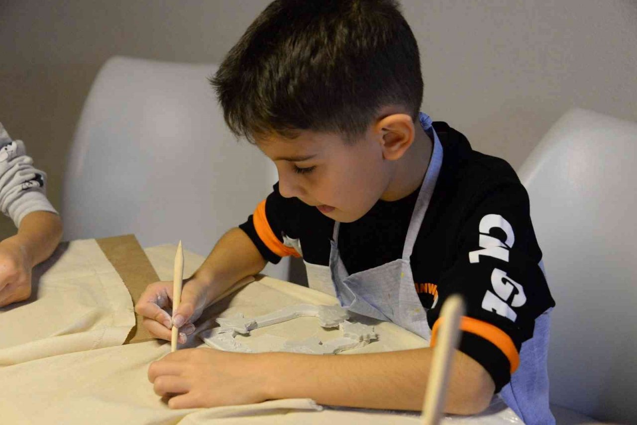 Minikler özenle kendi fotoğraf çerçevelerini yaptı