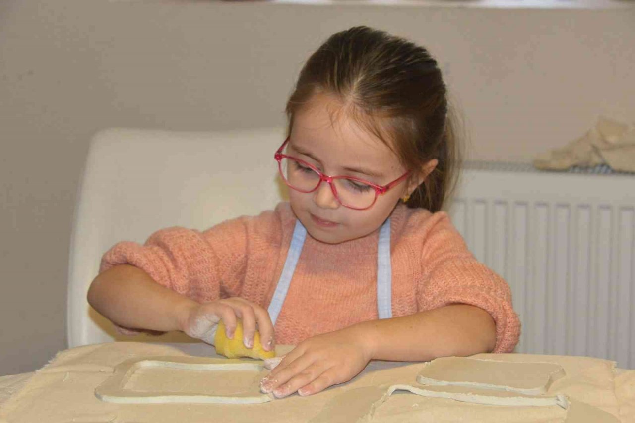 Minikler özenle kendi fotoğraf çerçevelerini yaptı