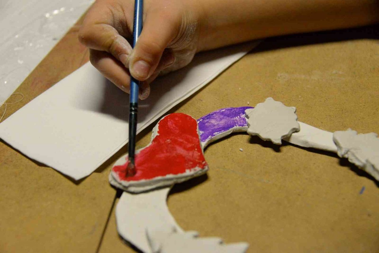 Minikler özenle kendi fotoğraf çerçevelerini yaptı