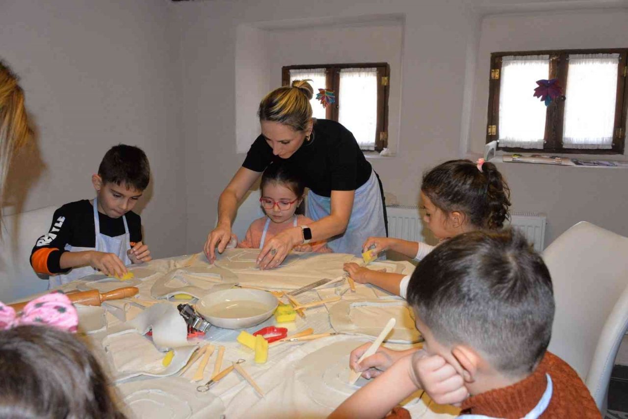 Minikler özenle kendi fotoğraf çerçevelerini yaptı