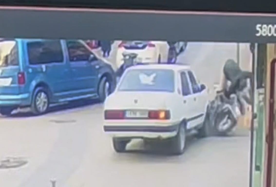Otomobilin çarptığı motosikletli mağazaya daldı : O anlar kamerada