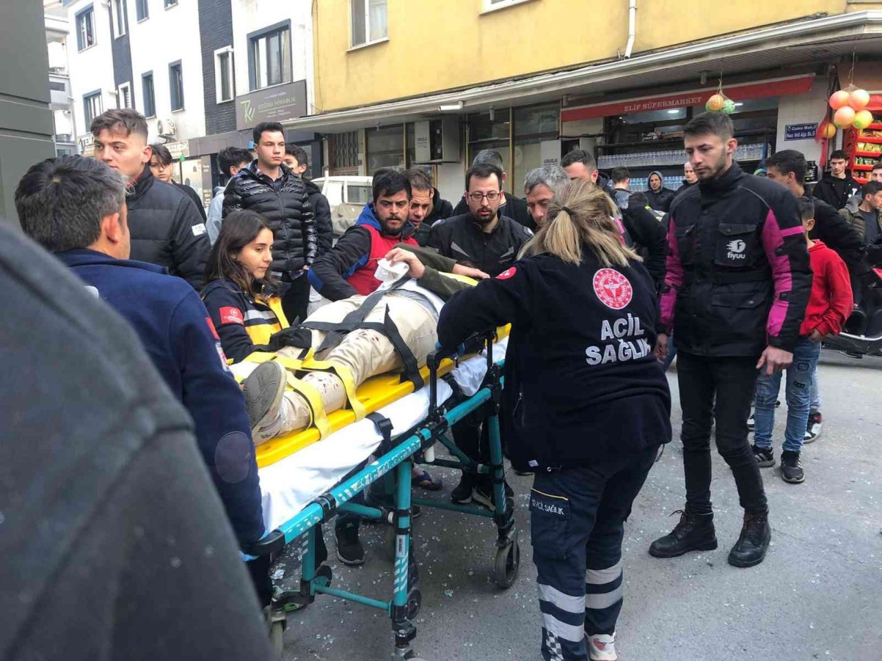 Otomobilin çarptığı motosikletli mağazaya daldı : O anlar kamerada