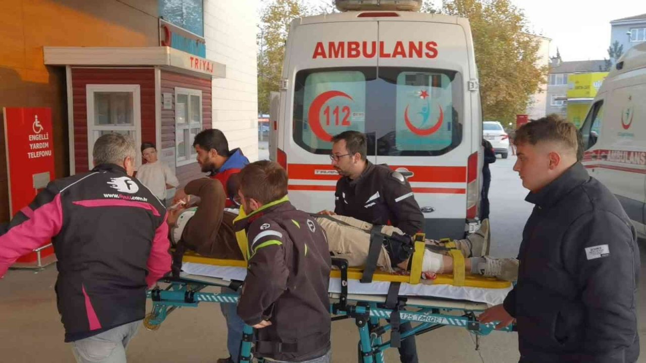 Otomobilin çarptığı motosikletli mağazaya daldı : O anlar kamerada