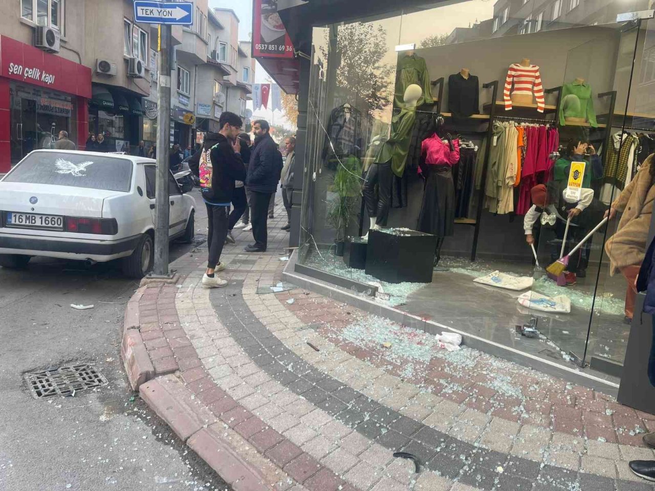 Otomobilin çarptığı motosikletli mağazaya daldı : O anlar kamerada