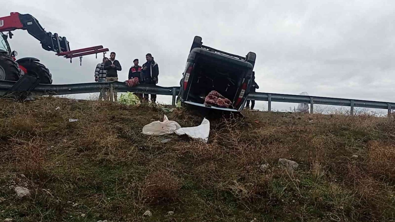 Bariyerlere çarpıp devrildi: 3 yaralı