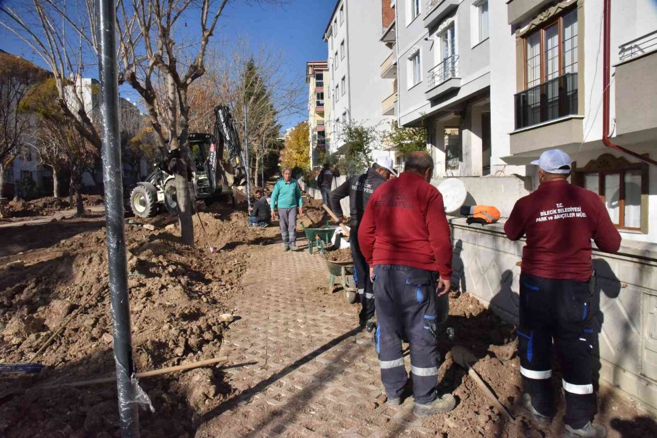 Uğur Mumcu Parkında peyzaj ve üst yapı çalışmaları başladı