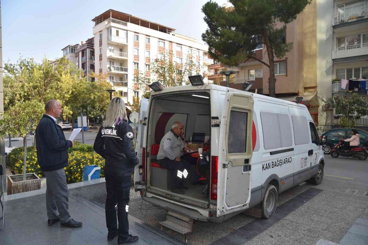 Yunusemre personelinden kan bağışı