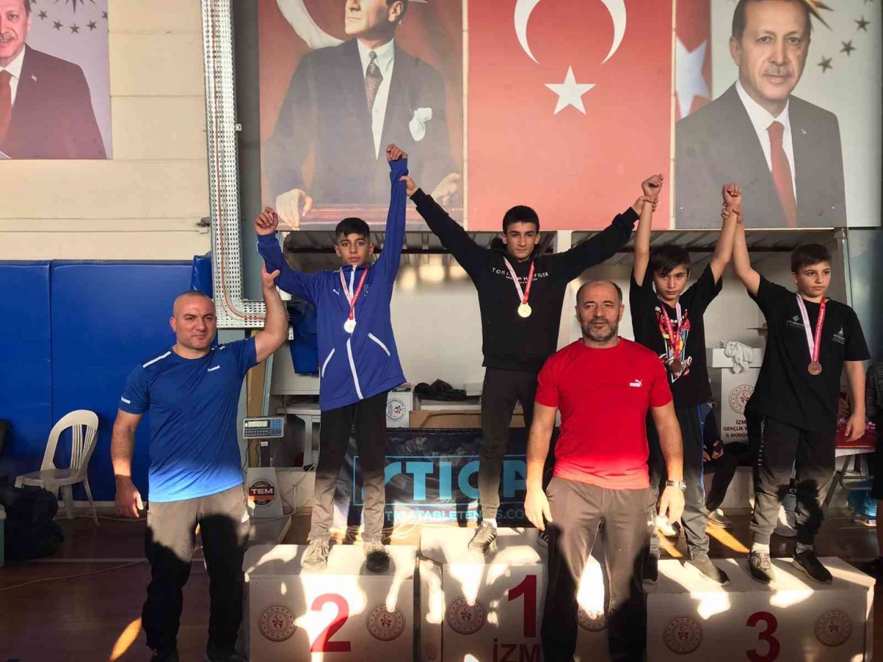 Yunusemreli güreşçiler İzmir’den madalyalarla döndü