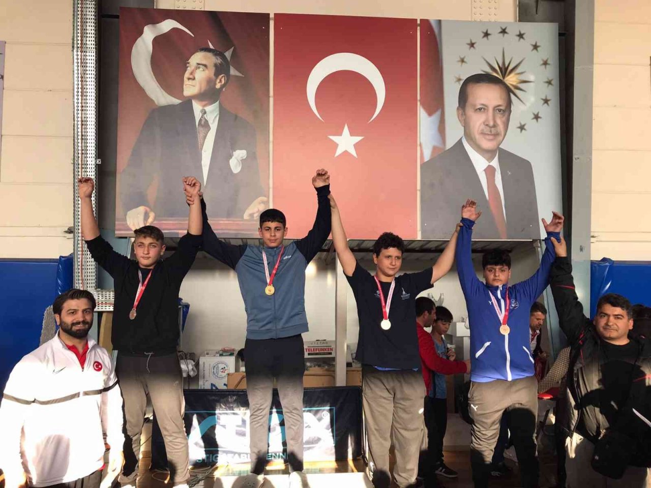 Yunusemreli güreşçiler İzmir’den madalyalarla döndü