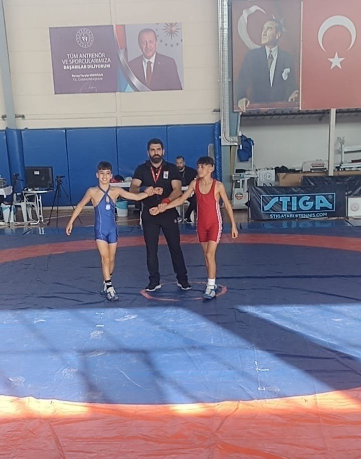 Yunusemreli güreşçiler İzmir’den madalyalarla döndü